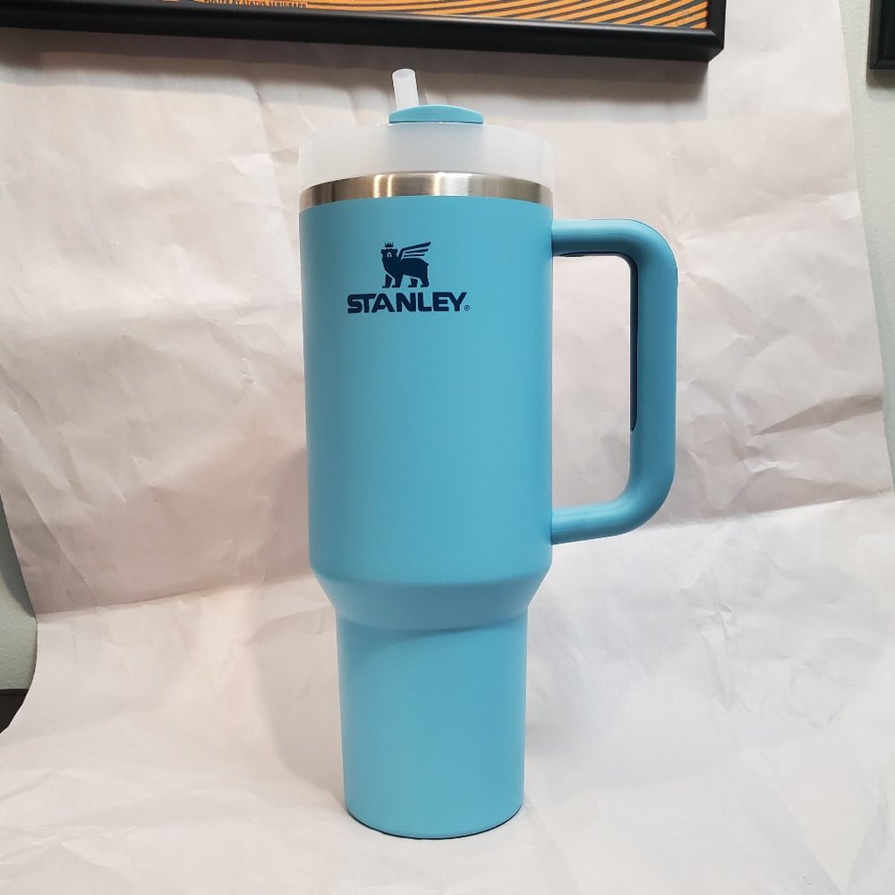 NWOT Stanley The Quencher H2.0 FlowState Tumbler 40 oz Color: Pool / Light Blue
